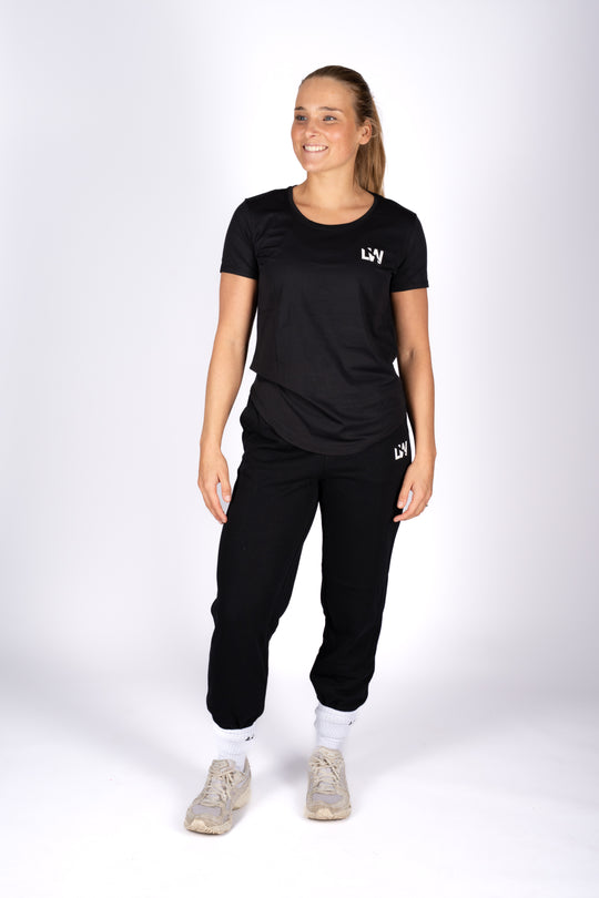 Lightweight T-Shirt paired with joggers – everyday fitness look