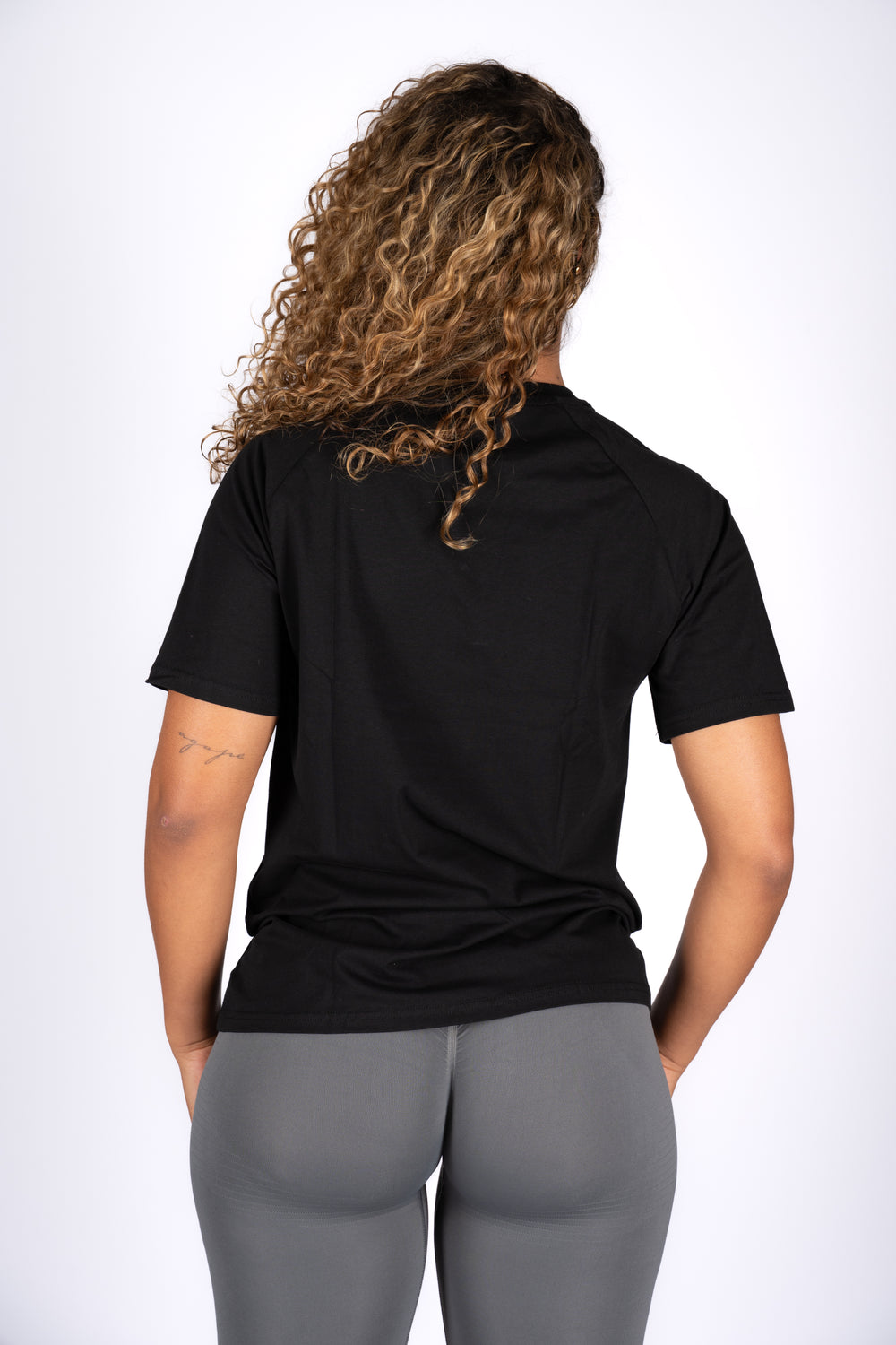 Basic T-Shirt styled with leggings – everyday active look