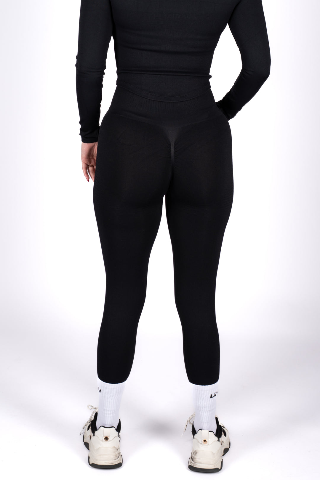 Women’s gym outfit wearing That Girl Leggings 2.0 by Longevity Wear