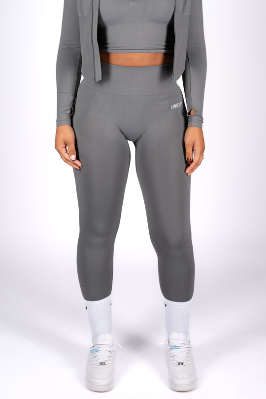 Women’s gym outfit wearing That Girl Leggings 2.0 by Longevity Wear